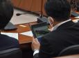 В Японії депутата підловили на перегляді пізнавального відео, але до колег з України йому ще далеко (фотофакт)