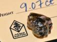 Оце так пощастило: Чоловік знайшов у парку незвичайне скло - виявилося, це діамант у 9 карат (фото)