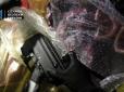 Сяде надовго: Росіянин намагався ввезти в Україну автоматичну вогнепальну зброю, сховавши її у дитячих іграшках (фотофакти)