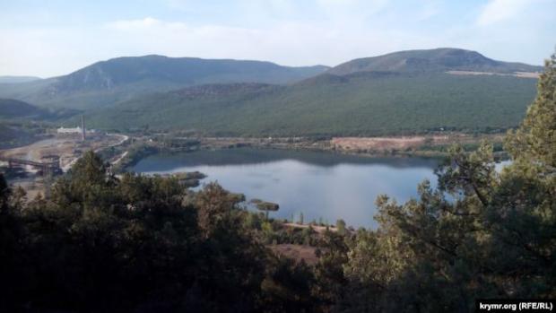 Озеро, образовавшееся на месте карьера у горы Гасфорта, архивное фото