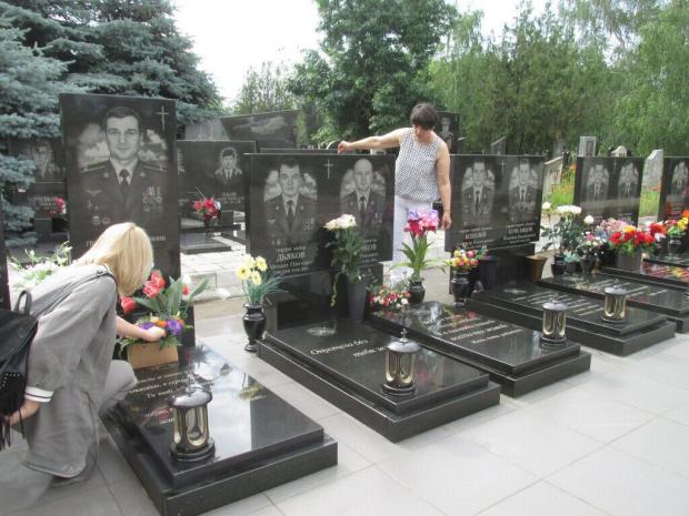 Мама Олександра Оксана Скочкова на могилі чоловіка.