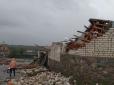 Вітер зривав дахи та руйнував стіни: На Кропивницький обрушився ураган (фото, відео)