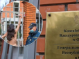 Голий протест: Активістка Femen повністю роздяглася біля консульства Польщі в Одесі (фото)