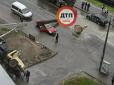 НП у столиці: Будівельний кран впав на проїжджу частину, накривши автомобіль (фото, відео)