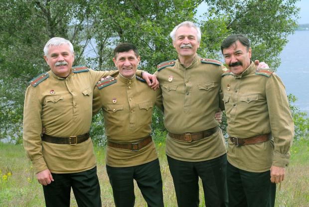 Олександр Немченко (зліва) та інші актори фільму "В бій ідуть тільки "старики" 