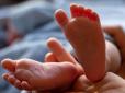 Не встигла доїхати: У центрі столиці жінка народила немовля дорогою до пологового будинку (відео)