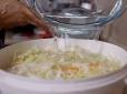 Так готують цигани: Хрумка квашена капуста, яка не темніє (відео)