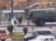 Масові протести в Білорусі: У мережі показали епічне падіння лукашенківського силовика (відео)