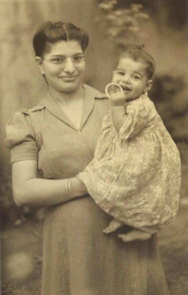Фредді Меркьюрі на руках у матері (1947 рік)