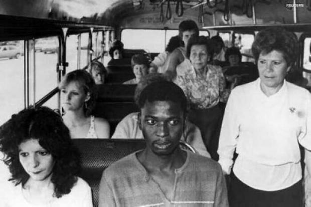 Чорношкірий чоловік їде в дурбанському автобусі (Південна Африка), призначеному тільки для білих пасажирів
