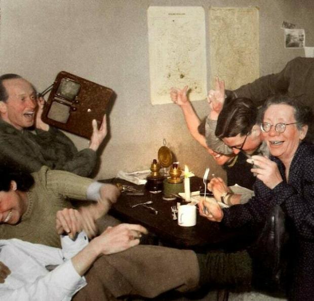 Члени голландського Опору слухають новини про смерть Адольфа Гітлера (1945 рік)
