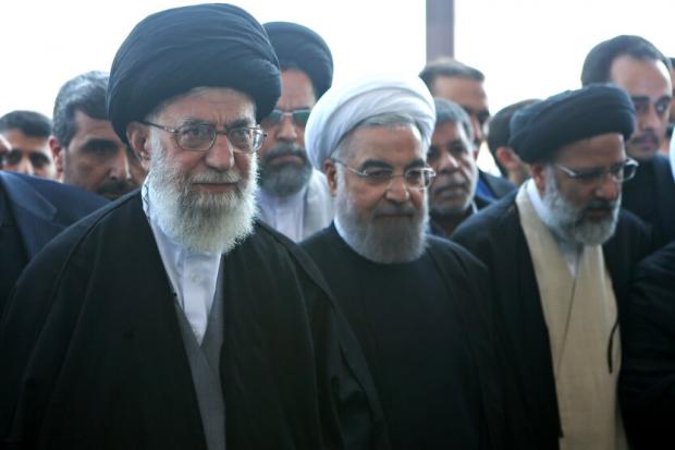 Верховный аятолла Ирана Али Хаменеи (слева) служит балансиром между умеренно-реформистским крылом во главе с Хасаном Роухани (по центру) и консерваторами, одним из лидеров которых является глава Судебной власти Ирана Ибрагим Раиси (справа).