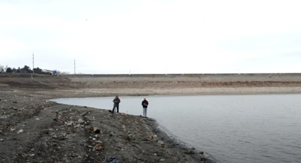 Рибалки тепер ходять по дну Сімферопольського водосховища