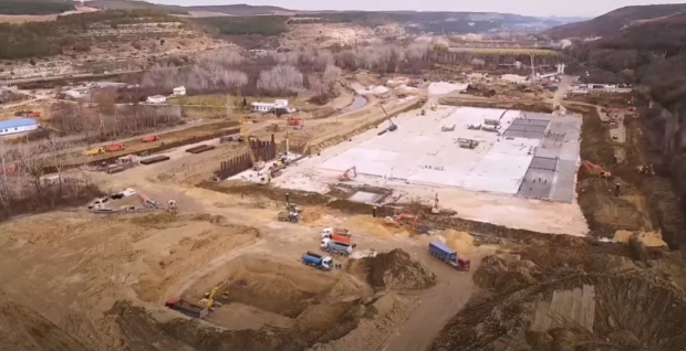 Будівництво нового гідровузла біля річки Бельбек триває день і ніч