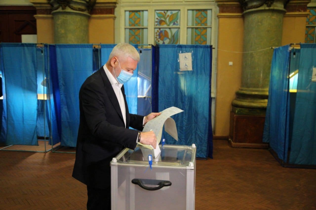 Терехов голосує на місцевих виборах 25 жовтня 2020 року