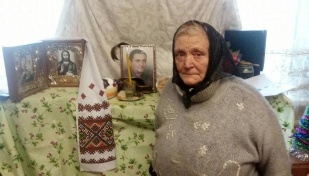 Валентина Алексеевна Ефименко возле фото умершего от коронавируса сына