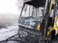 Салон миттєво охопило полум'я: Під Дніпром на ходу загорівся автобус з людьми (фото, відео)