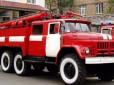 Традиції сильніше за зиму: У Полтаві пожежника проводжали на пенсію поливанням стрімким напором холодної води (відео)
