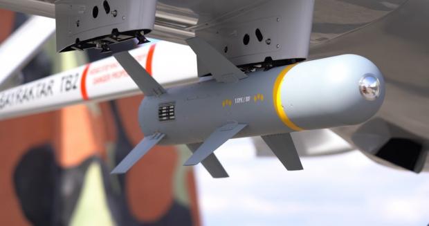 Плануючаі бомба з лазерним наведенням MAM-L під крилом турецького безпілотника - на спеціальному пілоні.
