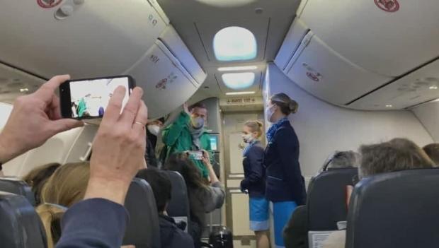 Навальний зайшов на борт літака
