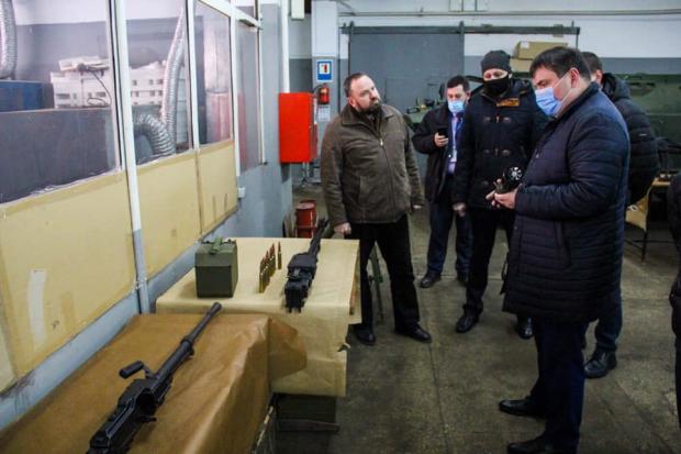 Юрій Гусєв оглядає кулемети КТ-7,62 та КТ-12,7