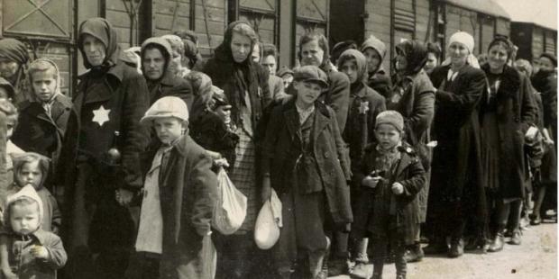 Жінки та діти із Закарпаття на залізничній платформі табору смерті