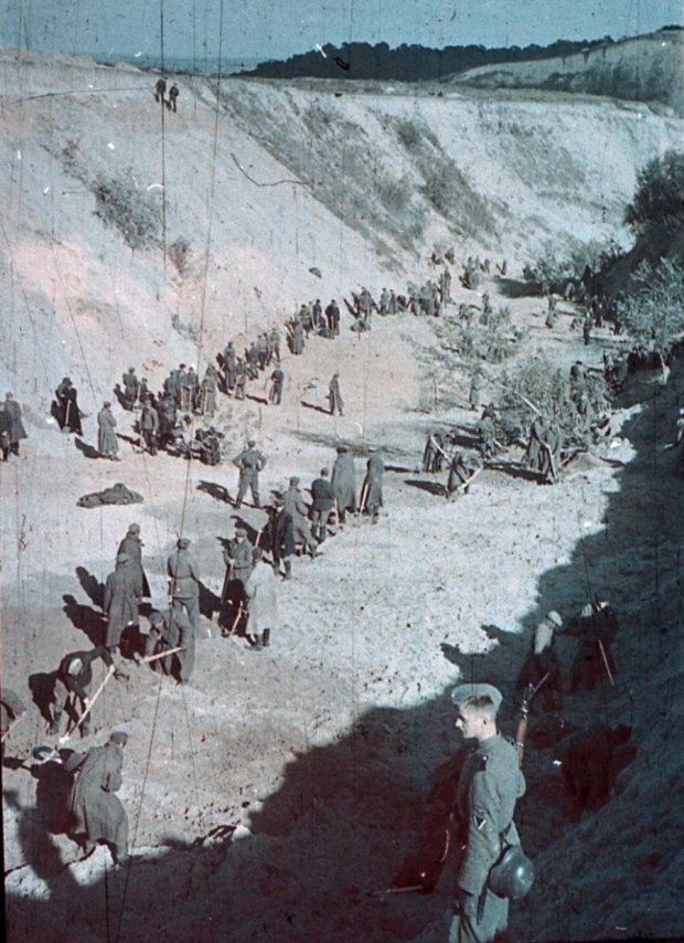 Військовополонені закопують тіла розстріляних у Бабиному Яру, 1 жовтня 1941 року