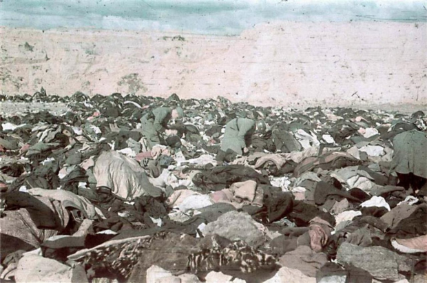 Есесівці шукають щось цінне в речах розстріляних у Бабиному Яру, 1941 рік