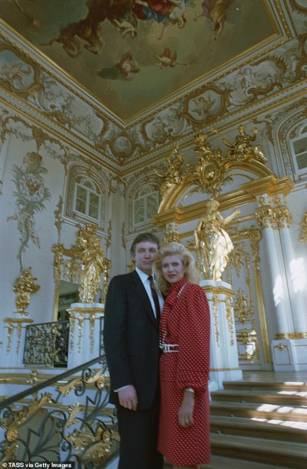 Автор утверждает, что слежка за Трампом началась в 1977 году, когда он женился на Иване Зельницковой (на фото в России)