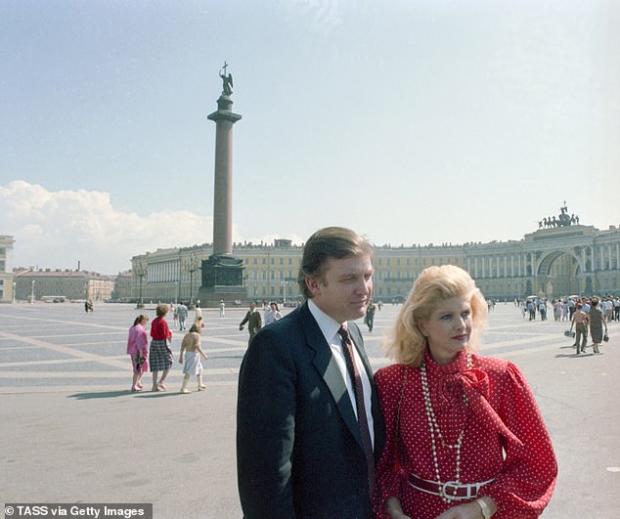 В 1987 году Дональд и Ивана Трамп посетили Дворцовую площадь в Санкт-Петербурге, Россия. Автор говорит, что приглашение в Россию от имени высокопоставленного представителя КГБ в 1987 году под видом предварительной ознакомительной поездки для строительства отеля Трампа в Москве на самом деле являлось «глубокой разработкой» со стороны кураторов КГБ