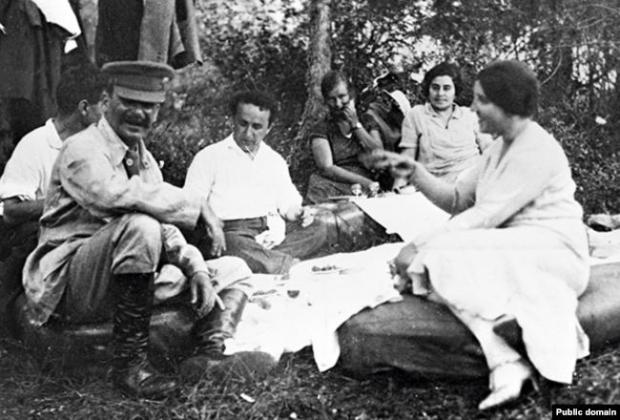 Йосип Сталін (перший зліва) з дружиною Надією (перша праворуч) на відпочинку. 1927 рік