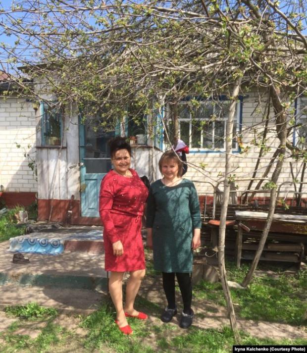 Ірина (праворуч) і Валентина перед сімейним будинком, побудованим на території колишнього обійстя Гончаренків