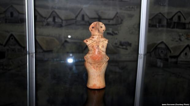 Керамічна фігурка богині-матері. У неї в животику 9 глиняних кульок, коли її потрясти, то можна почути звук, який лунав 5800 років тому