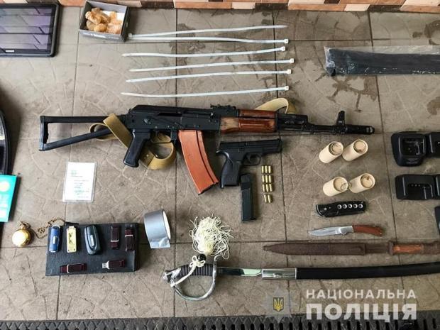 Під час обшуків у членів банди вилучили 5 одиниць вогнепальної зброї, зокрема автомат Калашникова