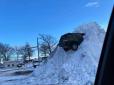 Це була не ДТП: У американському місті жителів шокував встромлений у велику снігову гору Jeep Grand Cherokeе