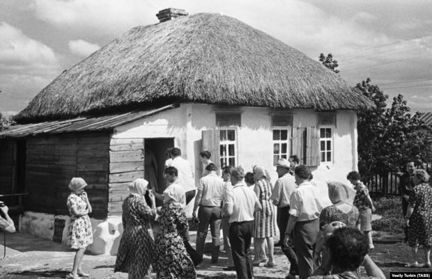 Хутір Кружилин у Ростовській області, 2 липня 1965 року. Делегація з тодішньої Німецької Демократичної Республіки на запрошення письменника Михайла Шолохова відвідує будинок, у якому він народився