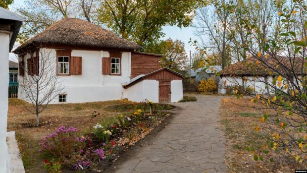 Сучасна фотографія меморіального будинку на хуторі Кружилин (Ростовська область), де народився Михайло Шолохов і жив з батьками до 1910 року