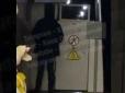 У столичному метро чоловік справив нужду ... прямо на пероні (відео)
