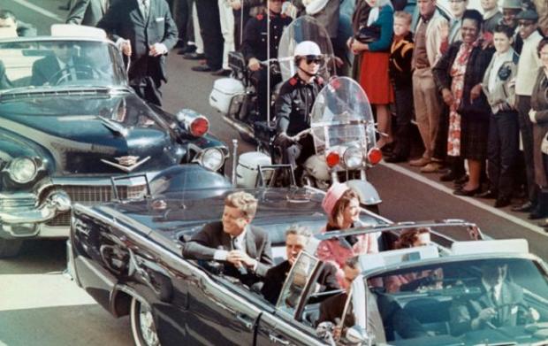 Кортеж Джона Кеннеді в Далласі 22 листопада 1963 року, за кілька хвилин вбивства Лі Харві Освальдом