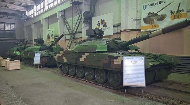 Перша у 2021 році партія з 5 танків Т-72 (Т-72АМТ) передана ДП "Київський бронетанковий завод" ЗСУ у лютому 2021 року