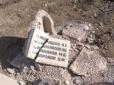 Скрепи в усій красі: П’яний російський турист потрощив меморіальні плити на братській могилі в окупованому Криму