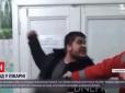 На Дніпропетровщині п'яний чоловік напав на медиків, бо ті ... підібрали з узбіччя його друга по чарці (відео)