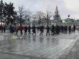 Хороводом проти пандемії: Дивний захід провели у Харкові (відео)
